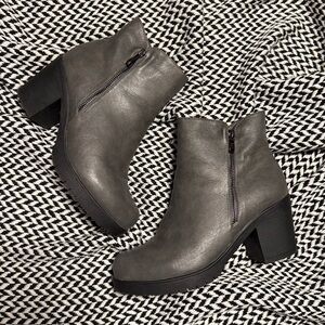 Dream Pairs | Zoey Faux Leather Zip Up Gray Ankle Boots